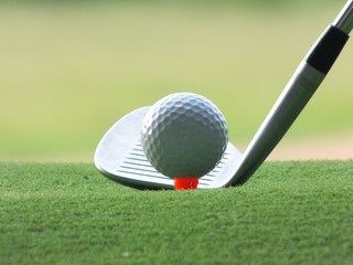 Iron and golf clubs Place on the first race field