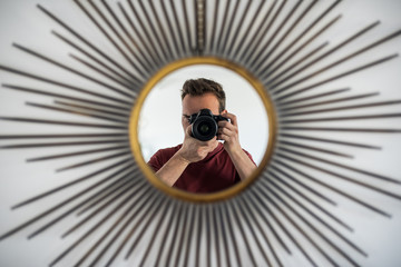 Obraz premium Man with camera taking picture of reflection