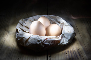 CESTINO CON TRE UOVA
