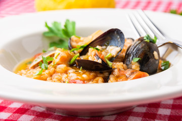 Risotto alla pescatora, tipico piatto mediterraneo a base di riso con frutti di mare