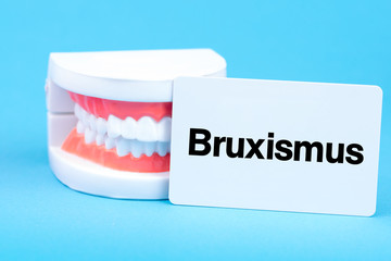 Zahnarzt behandelt Bruxism Zähneknirschen
