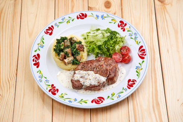 meat with mashed potatoes