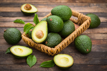 Verse biologische avocado op de houten tafel