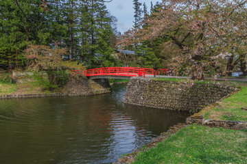  	春の米沢城跡の菱門橋の風景