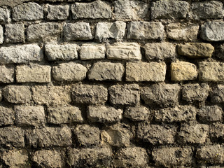 mur de pierres rectangulaires avec reliefs apparents
