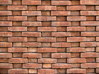 mur de briques rouges rectangulaires avec reliefs apparents