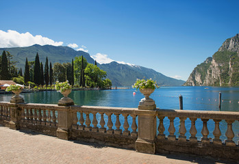 Uferpromenade Riva del Garda, mit antikem Geländer und Blumendekoration, Gardasee Ufer