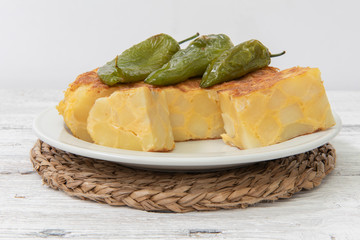 tortilla con patatas y pimientos fritos