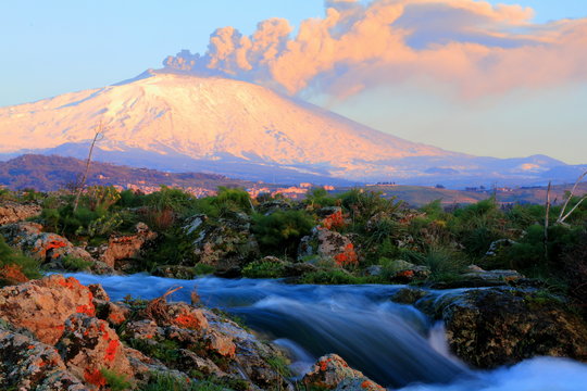 paesaggio etna con fiume