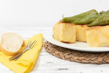tortilla con patatas y pimientos fritos