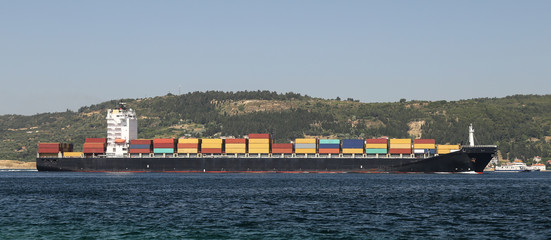 Obraz premium Container ship carrying goods