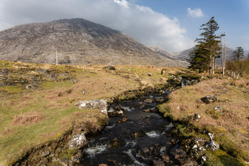 un ruisseau qui descend des montagnes en Irlande