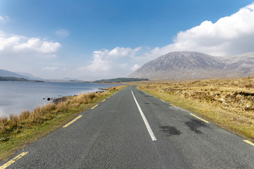 une route entre rivière et montagne en Irlande