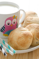Buns with cottage cheese and milk for breakfast