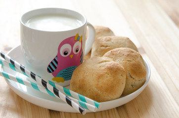 Buns with cottage cheese and milk for breakfast