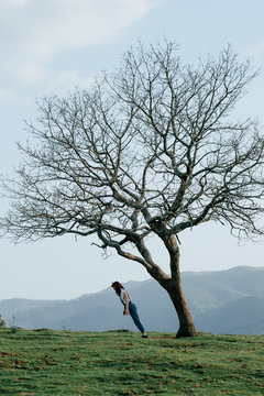 woman falling in the same way than the tree
