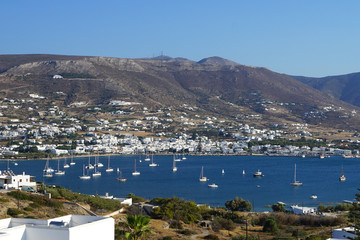 Obraz premium Beautiful panoramic view of the Gulf of Parikia full of boats of all kinds