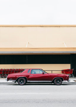 Fototapeta Classic car in front of superarket