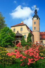 Schloss Machern mit Blütenpracht