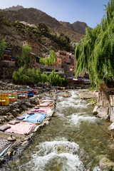 Ourika Valley - Cascate dell' Ouzoud - Fiume, lettini e coperte per turisti - Marrakech - Marocco