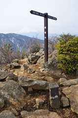 本社ヶ丸の山頂と富士山