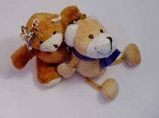 zwei Stoffbären kuscheln miteinander