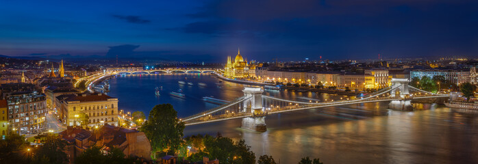 Fototapeta premium Budapest in der blauen stunde