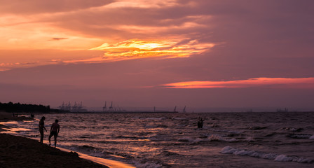 Zach&oacute;d słońca nad morzem