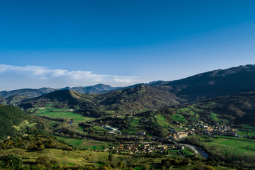 Fototapeta na wymiar Pueblo de Panes y sus montañas, Asturias, España.