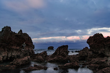 Fototapeta na wymiar Rocas en la playa de Toró en Llanes, Asturias, España.
