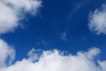 Obraz premium Looking up at blue sky with white clouds