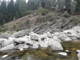 Piedras sobre el rio