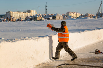 The installer throws an ice block for the mound