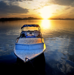 Obraz na płótnie Canvas boat on lake