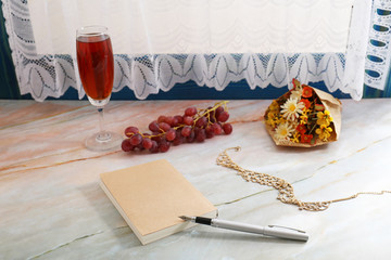 新鮮な果物とワイン