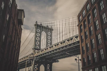 Dumbo-Aussichtspunkt, der die Manhattan-Brücke mit altem Backsteingebäude in New York City, USA Downtown Skyline, Architektur und Gebäude mit touristischem Konzept sehen kann © THANANIT
