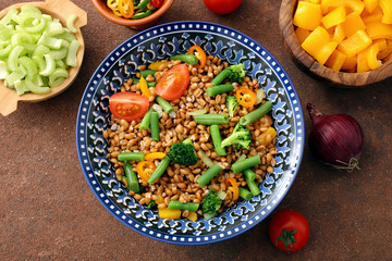 insalata di cereali farro o grano con verdure fresche