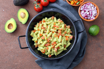 pasta vegetariana con avocado e pomodoro