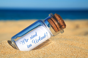 Flaschenpost am Strand: Wir sind im Urlaub!