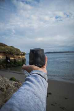 parlante portatil en la playa, que ejor que escuchar msica en la plaa relajado 