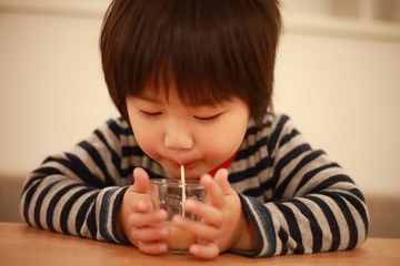 ジュースを飲む男の子