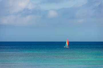 沖縄の海とヨット