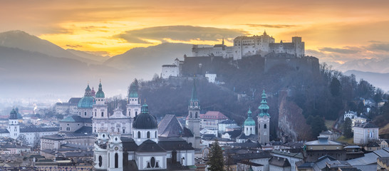 Naklejka premium Panoramiczny widok na Salzburg w zimowy poranek