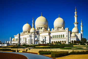 Fototapeta na wymiar Imposing Sheikh Zayed Grand Mosque in Abu Dhabi 14