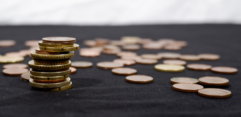 Pila di monete a sinistra 