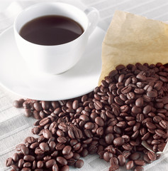 ホットコーヒーとコーヒー豆