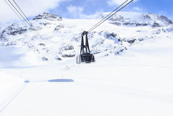 Fototapeta na wymiar Gondola lift on the Plateau Rosa in Cervinia, Aosta Valley, Italy 