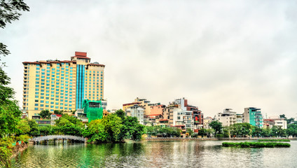 Obraz premium Cityscape of Hanoi at Truc Bach Lake, Vietnam