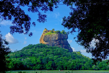Spektakulärer Berg (Sgiriya Rock) im Dschungel von Sri Lanka mit dramatischem Himmel