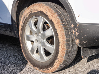 Schlamm auf Off Road Felge auf SUV nach Gel&auml;nde Einsatz bei Rallye